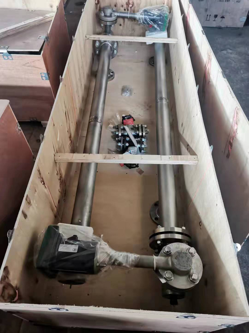 displacer level transmitter